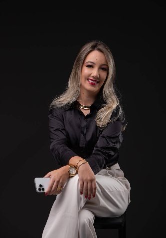 Advogada Alessandra Granemann Ratier em seu escritório